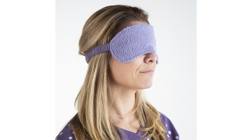 Dit zacht slaapmasker van Sleepy by Eskimo is helemaal uniek! Sleepy ontwierp samen met het Belgische modemerk Eskimo een collectie nachtmode die alleen bij Sleepworld verkrijgbaar is. De trendy kleur maakt het gezellig zachte masker een must have voor de