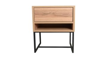 De Nachttafel Trinity van Nomade is een houten nachtkastje (MDF) in kleur eik met een push-open lade.  De zwarte metalen poten geven het een tijdloos design.  Onder de lade is een open vak om uw boek of tijdschrift in te leggen.