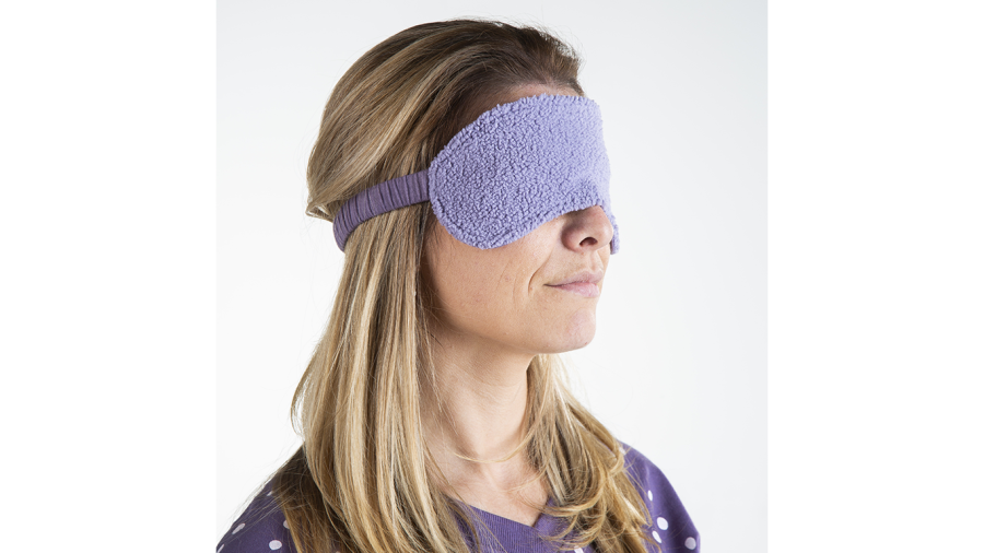 Dit zacht slaapmasker van Sleepy by Eskimo is helemaal uniek! Sleepy ontwierp samen met het Belgische modemerk Eskimo een collectie nachtmode die alleen bij Sleepworld verkrijgbaar is. De trendy kleur maakt het gezellig zachte masker een must have voor de
