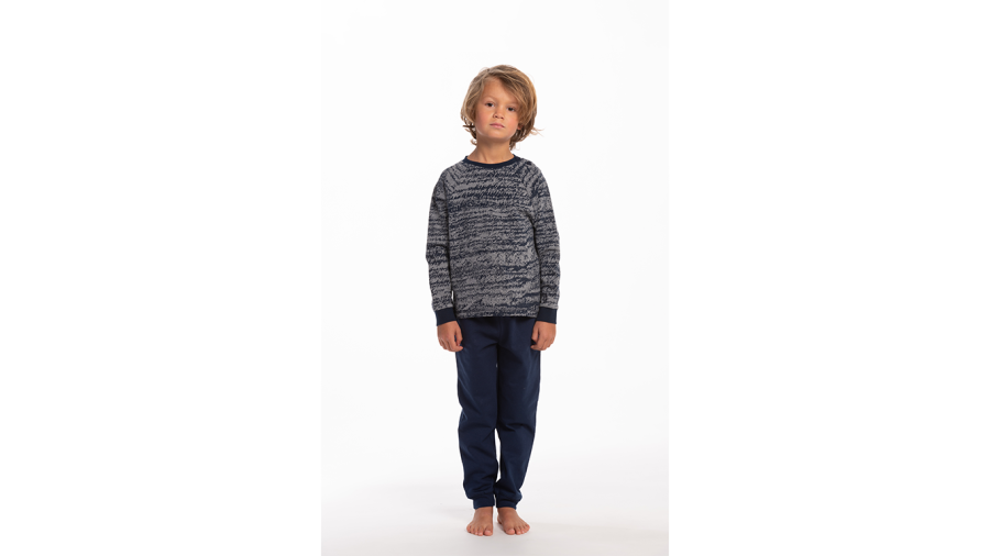 De zachte fleece pyjama PITT van Eskimo met een zachte binnenkant voor heerlijk warme dromen. Zeer comfortabel, ideaal om in te slapen of als homewear. Zowel de enkels als de polsen hebben een elastische effen marine boord. De trui is in marine melée,