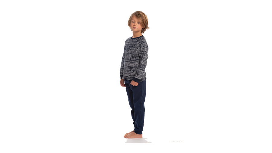 De zachte fleece pyjama PITT van Eskimo met een zachte binnenkant voor heerlijk warme dromen. Zeer comfortabel, ideaal om in te slapen of als homewear. Zowel de enkels als de polsen hebben een elastische effen marine boord. De trui is in marine melée,