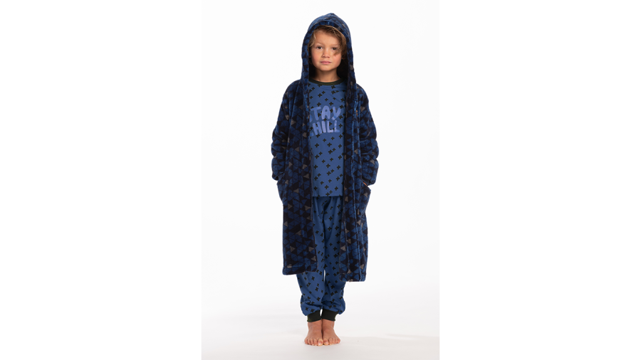 De Peignoir Tristan van Eskimo in het marineblauw met geprinte driehoekjes. Het is een warme zachte en omhullende peignoir met cache-coeur sluiting, riem en kap, en 2 zakken. Ideaal voor de koude wintermaanden.