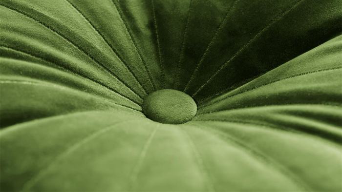 Sierkussen Mandarin Groen van Kaat Amsterdam is een echte musthave voor in het interieur. Het sierkussen heeft een opvallende ronde vorm met een gestoffeerde knoop in het midden. De uitvoering in zachte fluweel maakt het kussen helemaal van nu en geeft je