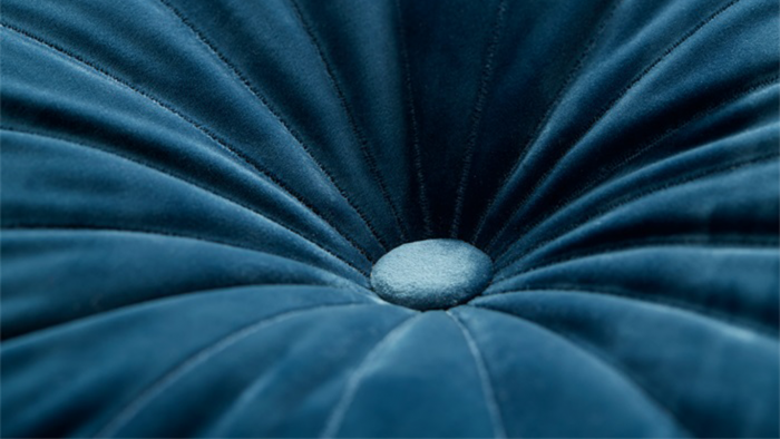 Sierkussen Mandarin Blauw van Kaat Amsterdam is een echte musthave voor in het interieur. Het sierkussen heeft een opvallende ronde vorm met een gestoffeerde knoop in het midden. De uitvoering in zachte fluweel maakt het kussen helemaal van nu en geeft je