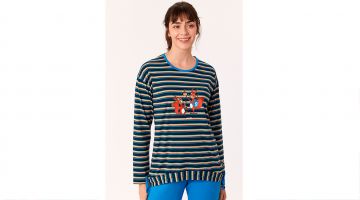 Dames pyjama in soepel katoen. De lange felblauwe effen broek wordt gecombineerd met een gestreepte t-shirt, die onderaan is afgewerkt met een rekzoom en hierdoor modieus bloest. De ronde hals is afgebiest met hetzelfde blauw als de broek. De Woody Eekhoo