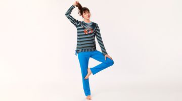Dames pyjama in soepel katoen. De lange felblauwe effen broek wordt gecombineerd met een gestreepte t-shirt, die onderaan is afgewerkt met een rekzoom en hierdoor modieus bloest. De ronde hals is afgebiest met hetzelfde blauw als de broek. De Woody Eekhoo