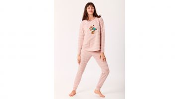 Dames pyjama van soepel, rekbaar katoen, volledig gestreept in oud roze en ecru . Het is een meer aansluitend model, met lange mouwen en lange broek, maar heeft een aangename en comfortabele pasvorm door de stretchkatoen. De Woody uil kust de kikker. Wie