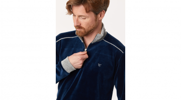 Deze Woody heren Pyjama van soepel, warme donkerblauwe velours is heel aangenaam en comfortabel om dragen. Deze Woody homewear set bestaat uit jas met lange mouwen en korte rits, en een lange broek. Beiden met grijze contrastboord. Draag deze als Pyjama