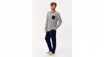 Deze Woody heren Pyjama van soepel, warme donkerblauwe en grijze velours is heel aangenaam en comfortabel om dragen. Deze Woody homewear set bestaat uit trui met lange mouwen en ronde hals, en een lange broek. Donkerblauwe borstzak. Draag deze als Pyjama
