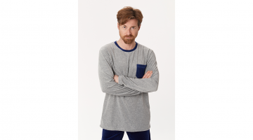 Deze Woody heren Pyjama van soepel, warme donkerblauwe en grijze velours is heel aangenaam en comfortabel om dragen. Deze Woody homewear set bestaat uit trui met lange mouwen en ronde hals, en een lange broek. Donkerblauwe borstzak. Draag deze als Pyjama