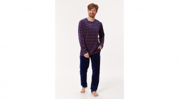 Deze Woody heren Pyjama van soepel, warme donkerblauwe velours is heel aangenaam en comfortabel om dragen. Deze Woody homewear set bestaat uit gestreepte trui met lange mouwen en ronde hals, en een lange broek met zakken. Draag deze als Pyjama, als joggi