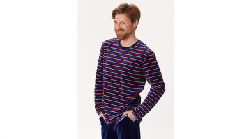 Deze Woody heren Pyjama van soepel, warme donkerblauwe velours is heel aangenaam en comfortabel om dragen. Deze Woody homewear set bestaat uit gestreepte trui met lange mouwen en ronde hals, en een lange broek met zakken. Draag deze als Pyjama, als joggi