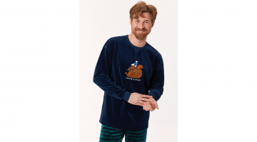 Deze Woody heren Pyjama van zachte donkerblauwe velours is heel aangenaam en comfortabel om dragen. Deze Woody homewear set bestaat uit effen donkerblauwe trui met lange mouwen en ronde hals, een grote print van de Woody eekhoorn, en een lange gestreepte