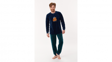 Deze Woody heren Pyjama van zachte donkerblauwe velours is heel aangenaam en comfortabel om dragen. Deze Woody homewear set bestaat uit effen donkerblauwe trui met lange mouwen en ronde hals, een grote print van de Woody eekhoorn, en een lange gestreepte