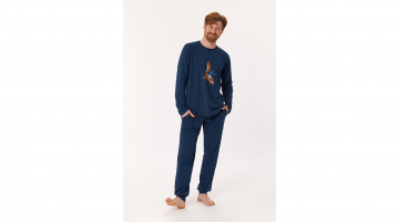 Deze Woody heren Pyjama van zachte donkerblauwe katoen is heel aangenaam en comfortabel om dragen. Deze Woody homewear set bestaat uit effen donkerblauwe trui met lange mouwen en ronde hals, een grote print van de Woody eekhoorn, en een lange effen donker