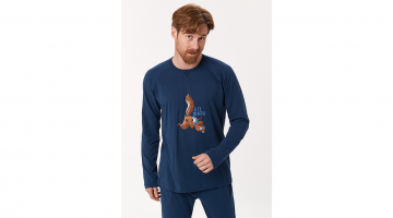 Deze Woody heren Pyjama van zachte donkerblauwe katoen is heel aangenaam en comfortabel om dragen. Deze Woody homewear set bestaat uit effen donkerblauwe trui met lange mouwen en ronde hals, een grote print van de Woody eekhoorn, en een lange effen donker