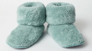 De super warme muntkleurige winterbotjes van Woody in een zachte teddystof. Hoog model zodat je je pyjamabroek er kan instoppen. De Pantoffels zijn ideaal voor binnenshuis, tijdens de koude wintermaanden. Warme voetjes de hele winter door!