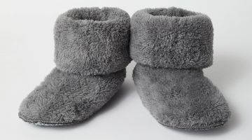 De super warme grijze winterbotjes van Woody in een zachte teddystof. Hoog model zodat je je pyjamabroek er kan instoppen. De Pantoffels zijn ideaal voor binnenshuis, tijdens de koude wintermaanden. Warme voetjes de hele winter door!