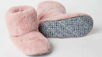 De super warme roze winterbotjes van Woody in een zachte teddystof. Hoog model zodat je je pyjamabroek er kan instoppen. De Pantoffels zijn ideaal voor binnenshuis, tijdens de koude wintermaanden. Warme voetjes de hele winter door!