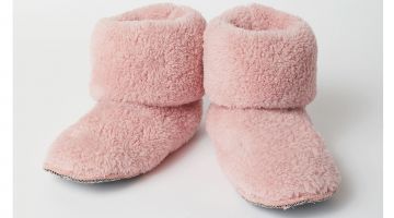 De super warme roze winterbotjes van Woody in een zachte teddystof. Hoog model zodat je je pyjamabroek er kan instoppen. De Pantoffels zijn ideaal voor binnenshuis, tijdens de koude wintermaanden. Warme voetjes de hele winter door!