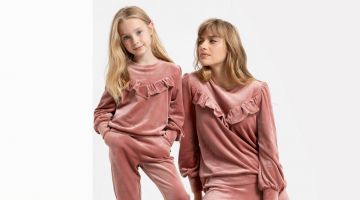 Deze super zachte trui in roze velours van Lords & Lillies heeft een speelse opgestikte frons vooraan in V-shape.  De mouwen zijn gefronst aan de schouders en aan de polsen, met een elastische boord.