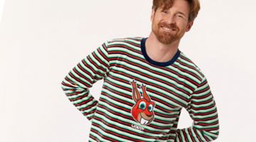 Fluweelzachte velours Woody pyjama in donkerblauw voor heren. Ideaal voor de koude wintermaanden, comfortabel en lekker warm. Dit model heeft een lange donkerblauwe broek en een gestreepte trui met ronde hals en lange mouwen. Zowel de broekspijpen als d