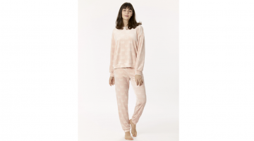 Dames Pyjama van de Woody Studio collectie in streelzacht oud roze velours. Zowel de trui als de broek hebben een allover print van witte uiltjes, en de enkels en polsen zijn afgewerkt met een elastische band. Voor al de nachtuiltjes onder onze Woody fa
