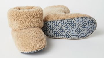 De super warme beige winterbotjes van Woody in een zachte teddystof. Hoog model zodat je je pyjamabroek er kan instoppen. De Pantoffels zijn ideaal voor binnenshuis, tijdens de koude wintermaanden. Warme voetjes de hele winter door!